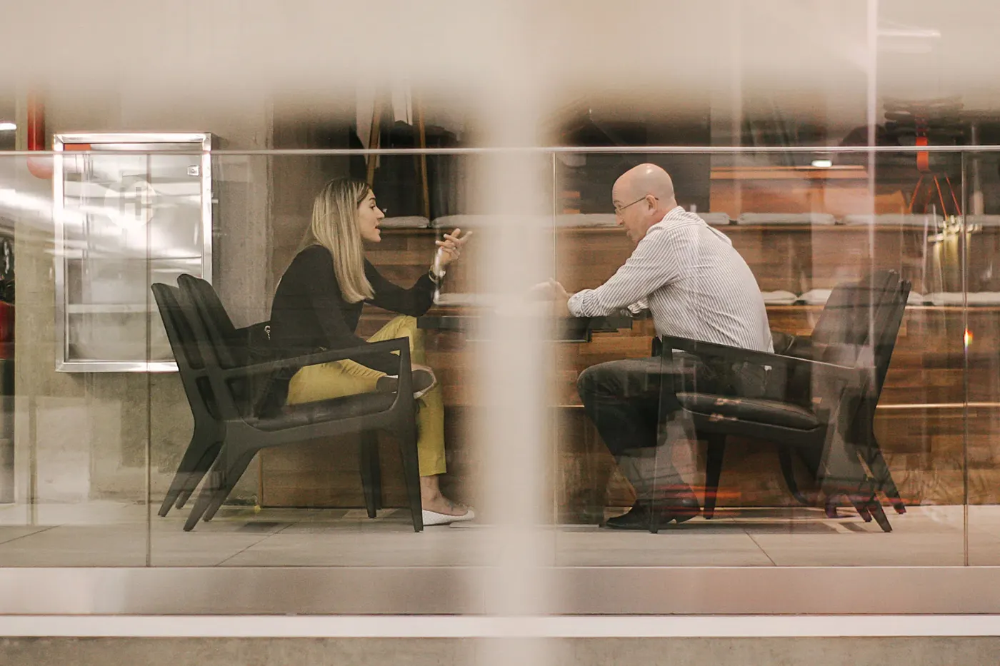 Overleg in een modern kantoor achter glas